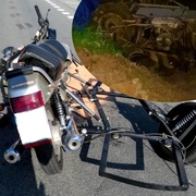 Motocykl se sajdkárou dostal smyk a čelně se střetl s autem