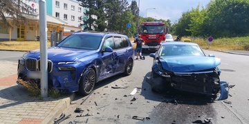 Střet dvou vozů ve Hřbitovní ulici