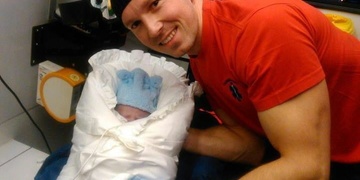 Jel k ženě s bolestmi a nakonec pomáhal miminku na svět