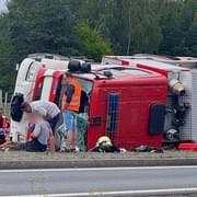 Hasiči jedoucí k vážné dopravní nehodě havarovali - pět zraněných