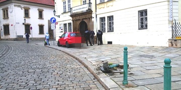 Těžce opilý řidič vletěl v Pražské s vozem na chodník