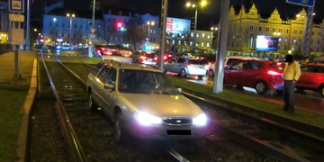 Další vůz z kolejiště vytahovala ráno tramvaj