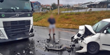 Čelní střet auta s kamionem