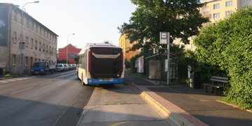 Muž se snažil dostat do rozjíždějícího se autobusu, nepovedlo se a skončil vážně zraněný v nemocnici
