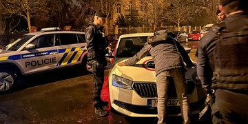 Pachatel zadržený během vloupání napadl a zranil strážného