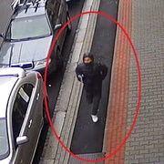 Tento muž v centru Plzně přepadl pošťačku
