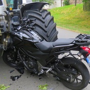 Motorkář "zařízl" svůj stroj do traktoru