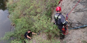 Záchrana muže, zaklíněného na skalnatém převisu