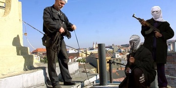 „Viděla jsem uprchlíka ozbrojeného samopalem!“ sdělovala policistům vyděšená studentka