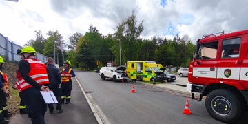 Střet sanitky transportující vězně s dalším vozidlem