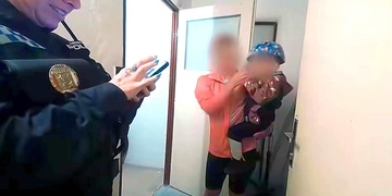 Malý žalářník si nedopatřením uvěznil maminku ve sklepě