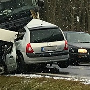Během čelního střetu u Plas zemřel 21letý muž