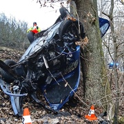 Náraz do stromů byl tak silný, že se z auta vytrhl motor