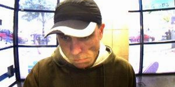 Podezřelý měl okrást 76letou ženu - kdo ho poznáte?