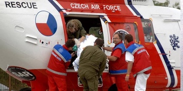 U Stráže havaroval motocyklista, momentálně ho transportuje vrtulník do nemocnice