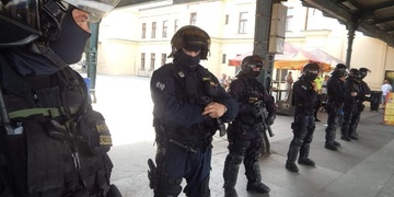 Německé fanoušky v noci krotili policisté a pak dokonce i sličné děvy