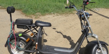 Těžce opilý skútrista tvrdil, že ho do příkopu vytlačilo auto