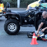 Zfetovaný ujížděl před policií na čtyřkolce, naboural služební vůz a pak ještě chtěl utéct