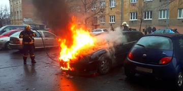 Požár auta v Korandově ulici