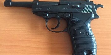 Dal mi pistoli k hlavě a mačkal spoušť!