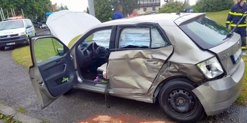 Střet osobního vozidla s kamionem