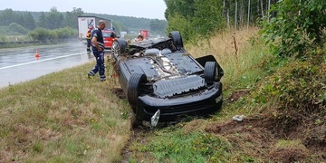 Opilý řidič se s autem převrátil na dálnici
