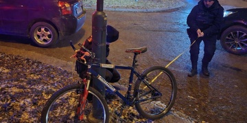 Střet auta s cyklistou na neosvětleném kole