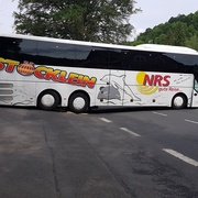Nehoda autobusu uzavřela hlavní tah na Karlovy Vary
