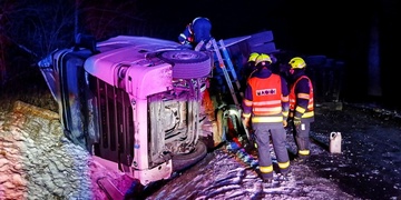 Další kamion skončil mimo silnici na boku