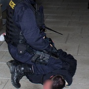 NOČNÍ PLZEŇ: Opilá Španělka napadla policistu a zlomila mu ruku - začala tak rvačku desítek osob