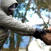 Ženu přepadli a okradli ve tři odpoledne v Doubravce