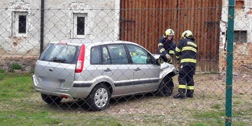 Auto projelo plotem a narazilo do domu