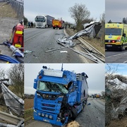Vážná nehoda v Plzni Černicích - po střetu kamionů skončil jeden z nich mimo silnici