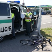 Kuriózní dopravní nehoda - cyklista přehlédl policejní vůz