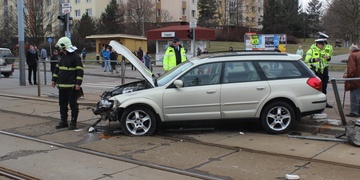 Osobní vozidlo vletělo na tramvajový ostrůvek