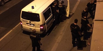 Recidivista se během čtvrt hodiny vloupal do tří vozidel a pak utíkal před policií