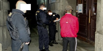 Barmance plivl do obličeje a vzal na ni klacek, na místě byl zajištěn a skončil na cele