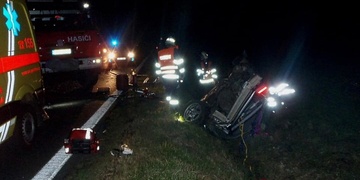 Dopravní nehoda i požár vozu