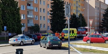 Pád z okna muž nepřežil, zemřel ještě na místě