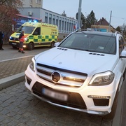 Muž na Slovanech vběhl přímo před jedoucí auto