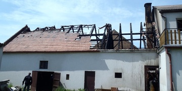 Dnes zničil požár dům v Žihli