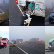 Auto na střeše i střet čtyř vozů