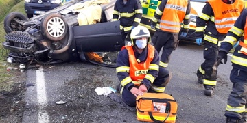 V převráceném autě zůstala zaklíněná řidička