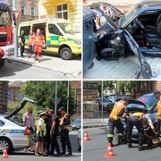 Nehoda dvou vozů, jeden skončil na chodníku a zasáhl i chodkyni
