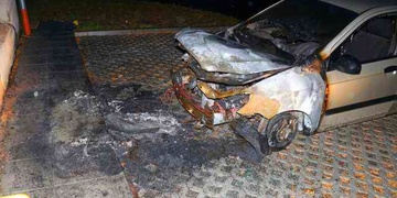 Žhář zapálil Hyundai před bytovkou