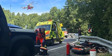Motorkář musel být v kritickém stavu a umělém spánku transportován do nemocnice letecky