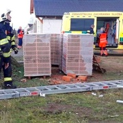 Dělníka v Plzni zavalilo a na místě usmrtilo bednění