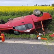 Střet osobního vozu s tramvají i auto na střeše