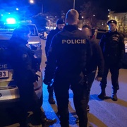 Útočníci mladé sourozence bili pěstmi a vláčeli po zemi