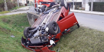 Vůz se po havárii převrátil